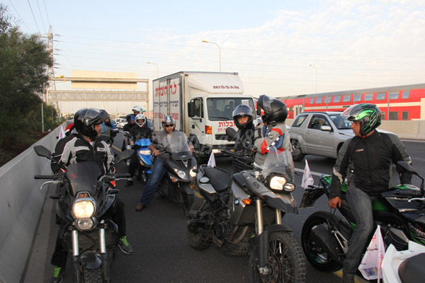 بالصور: وصول مسيرة راكبي الدراجات النارية من يافا إلى المسجد الأقصى المبارك 